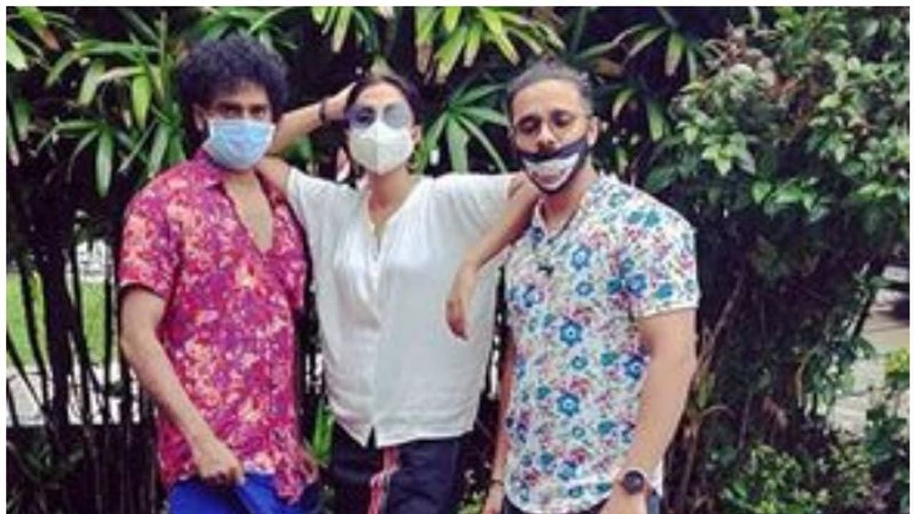 മഴയത്ത് മുണ്ടുടുത്ത് ചായയും പഴമ്പൊരിയും കഴിക്കണം, എത്ര മനോഹരമായ ആചാരങ്ങള് എന്ന് അമലാ പോള് മഴയത്ത് മുണ്ടുടുത്ത് ചായയും പഴമ്പൊരിയും കഴിക്കണം, എത്ര മനോഹരമായ ആചാരങ്ങള് എന്ന് അമലാ പോള്