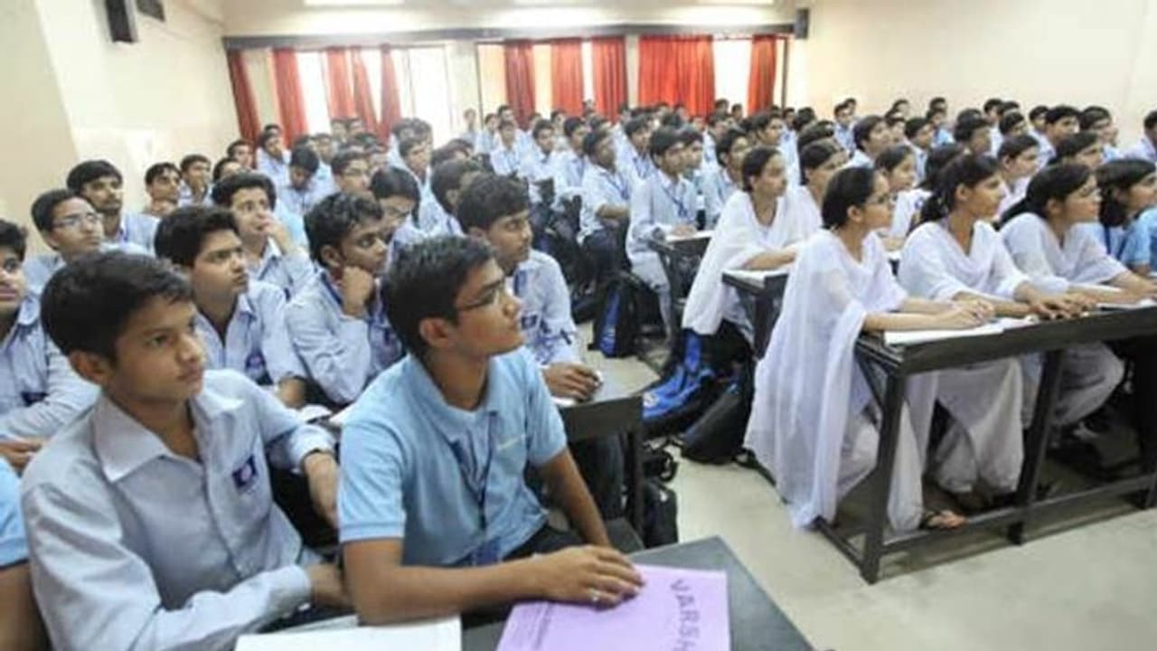 উচ্চশিক্ষায় বিজ্ঞান নিয়ে এগিয়ে যেতে চান, জেনে নিন এই বিষয়ে জ্যোতিষশাস্ত্রের ব্যাখ্যা