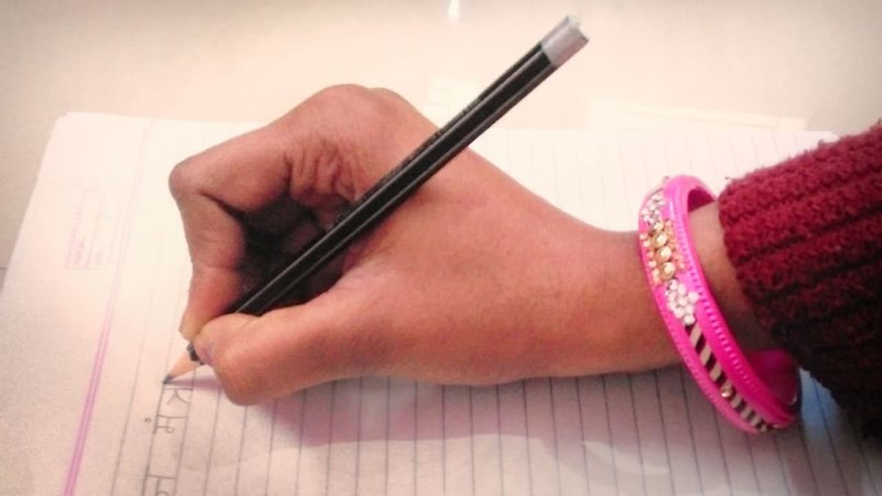 తెలంగాణ బాటలోనే తమిళనాడు: టెన్త్ పరీక్షలు రద్దు, పై తరగతులకు విద్యార్థులు ప్రమోట్ తెలంగాణ బాటలోనే తమిళనాడు: టెన్త్ పరీక్షలు రద్దు, పై తరగతులకు విద్యార్థులు ప్రమోట్