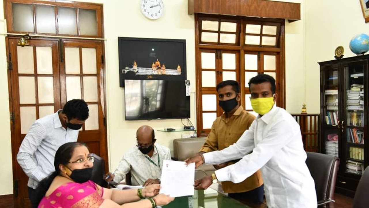 ಹೆಚ್ಚಾದ ದೇಹ ತಾಪಮಾನ; ಸ್ವತಂತ್ರ ಅಭ್ಯರ್ಥಿ ನಾಮಪತ್ರ ಸಲ್ಲಿಕೆಗೆ ಅವಕಾಶ ನೀಡದ ಸಿಬ್ಬಂದಿ! ಹೆಚ್ಚಾದ ದೇಹ ತಾಪಮಾನ; ಸ್ವತಂತ್ರ ಅಭ್ಯರ್ಥಿ ನಾಮಪತ್ರ ಸಲ್ಲಿಕೆಗೆ ಅವಕಾಶ ನೀಡದ ಸಿಬ್ಬಂದಿ!