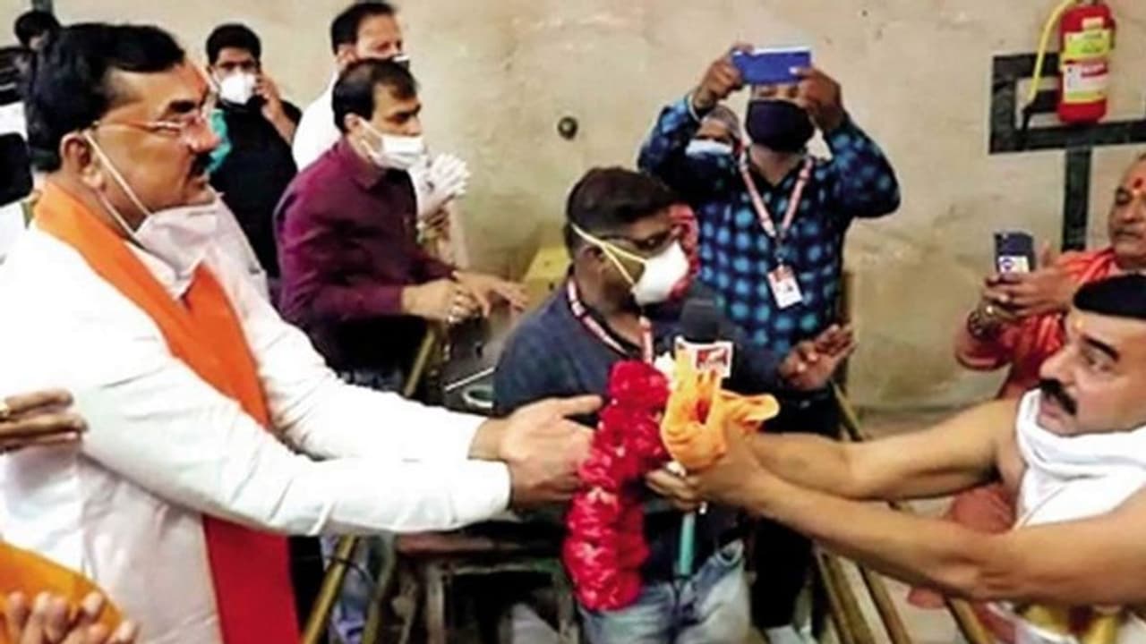 നിർദേശങ്ങൾ ലംഘിച്ച് ബിജെപി മന്ത്രിയുടെ ക്ഷേത്ര പൂജ; പ്രാര്ത്ഥന മധ്യപ്രദേശിനായെന്ന് വിശദീകരണം നിർദേശങ്ങൾ ലംഘിച്ച് ബിജെപി മന്ത്രിയുടെ ക്ഷേത്ര പൂജ; പ്രാര്ത്ഥന മധ്യപ്രദേശിനായെന്ന് വിശദീകരണം