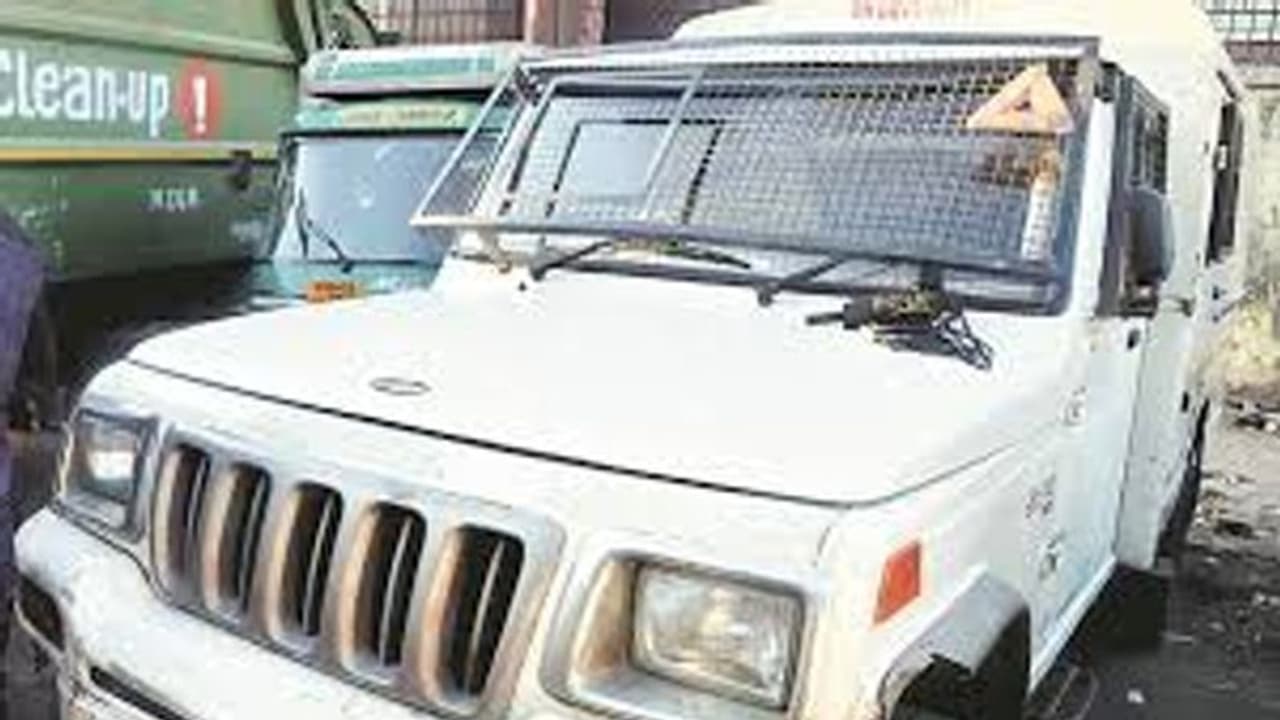 పట్టపగలే రెచ్చిపోయిన దొంగలు... ఏటీఎంలో నగదు నింపే వాహనంలోంచి 36లక్షల చోరీ పట్టపగలే రెచ్చిపోయిన దొంగలు... ఏటీఎంలో నగదు నింపే వాహనంలోంచి 36లక్షల చోరీ