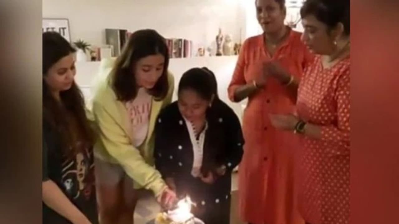 ജോലിക്കാരിയുടെ പിറന്നാള്‍ ആഘോഷിച്ച് ആലിയ; വീഡിയോ...