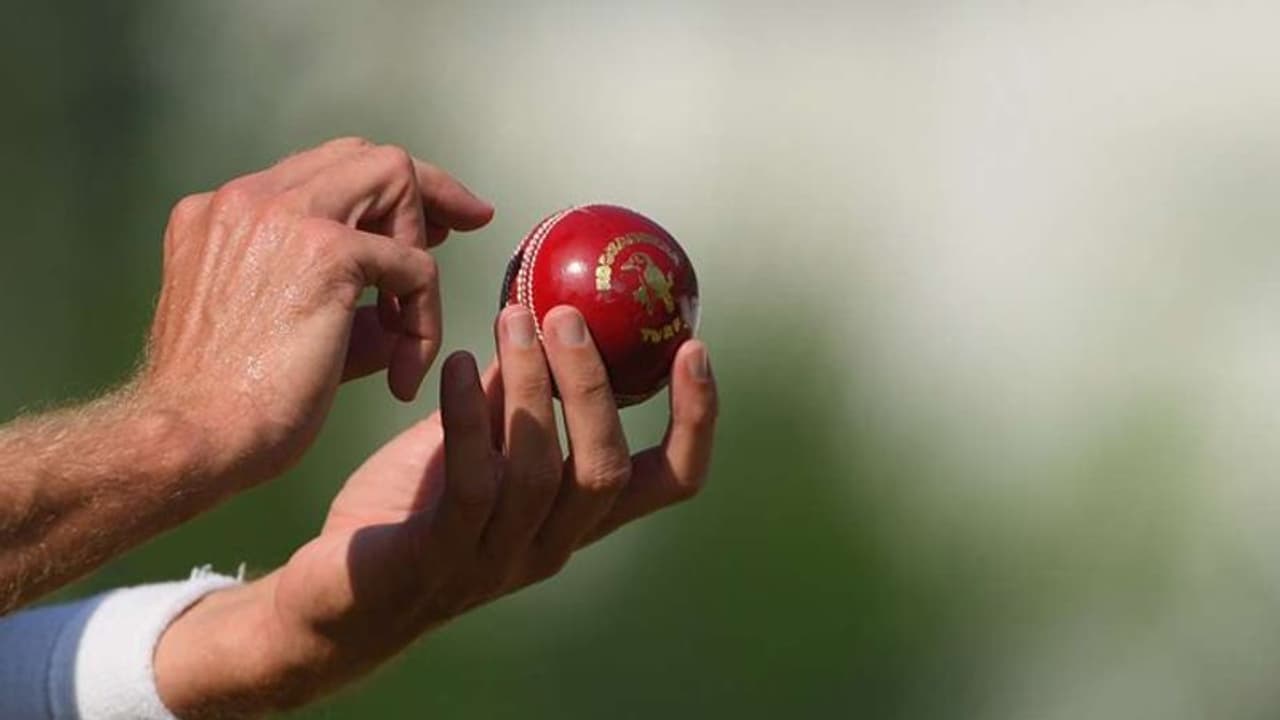 कोरोना का असर: गेंद पर लार के इस्तेमाल पर रोक, टेस्ट में संक्रमित होने पर खिलाड़ी रिप्लेस कर सकेंगे कोरोना का असर: गेंद पर लार के इस्तेमाल पर रोक, टेस्ट में संक्रमित होने पर खिलाड़ी रिप्लेस कर सकेंगे