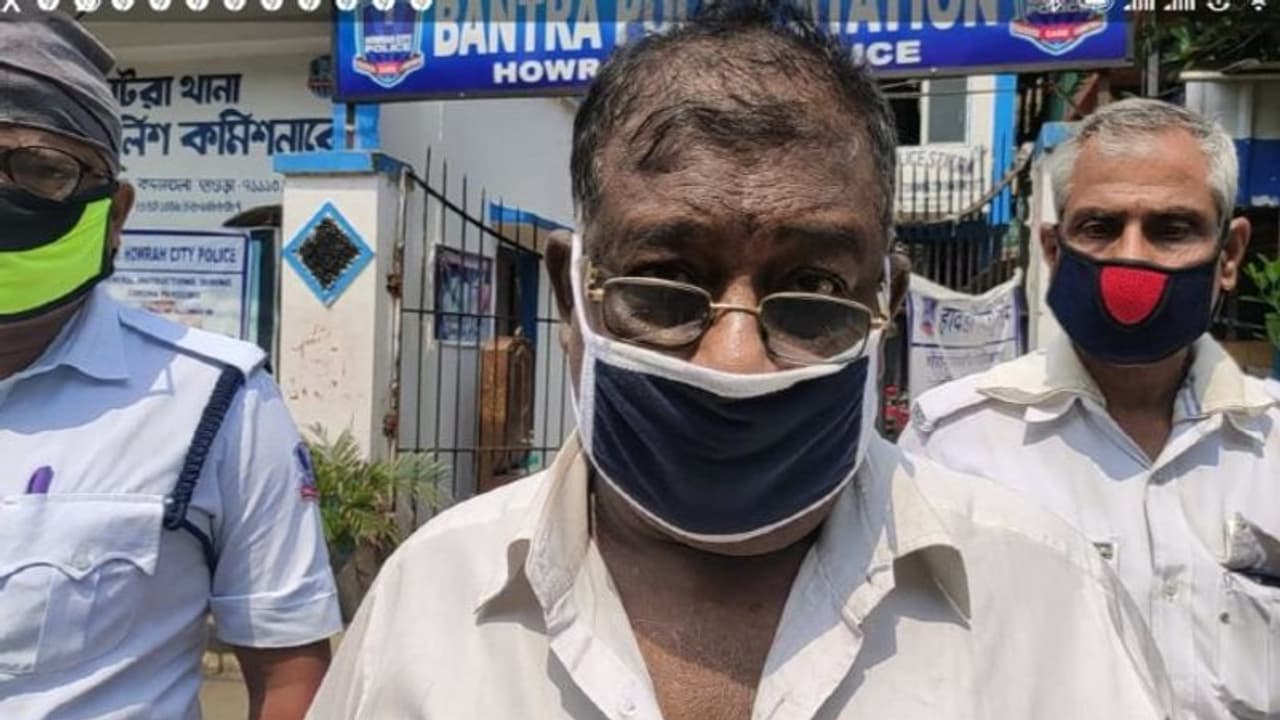 করোনা আবহে ভুয়ো ডাক্তারের পর্দাফাঁস. চেম্বার থেকে অভিযুক্তকে গ্রেফতার করল পুলিশ করোনা আবহে ভুয়ো ডাক্তারের পর্দাফাঁস. চেম্বার থেকে অভিযুক্তকে গ্রেফতার করল পুলিশ