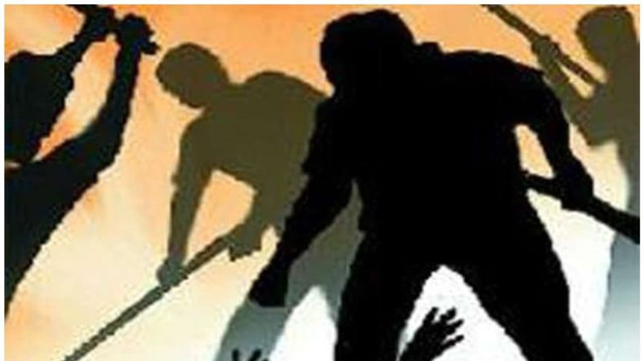 പെൺകുട്ടിക്ക് മൊബൈലിൽ സന്ദേശം അയച്ചു; യുവാവിന് മൂന്നംഗ സംഘത്തിന്റെ മർദ്ദനം പെൺകുട്ടിക്ക് മൊബൈലിൽ സന്ദേശം അയച്ചു; യുവാവിന് മൂന്നംഗ സംഘത്തിന്റെ മർദ്ദനം