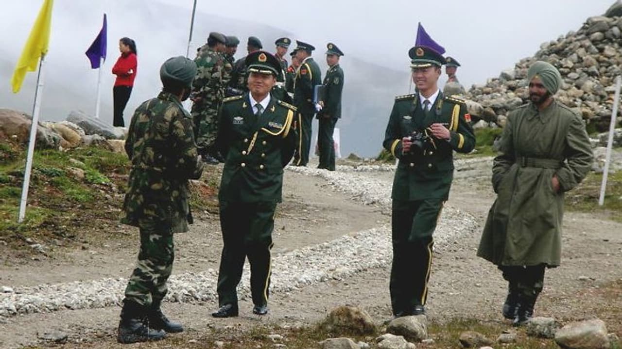 सीमा पर खुल रहा तनाव का ताला, फिंगर 4 पर फंसा पेच; भारत चीन सेना के बीच आज मेजर लेवल की बातचीत सीमा पर खुल रहा तनाव का ताला, फिंगर 4 पर फंसा पेच; भारत चीन सेना के बीच आज मेजर लेवल की बातचीत