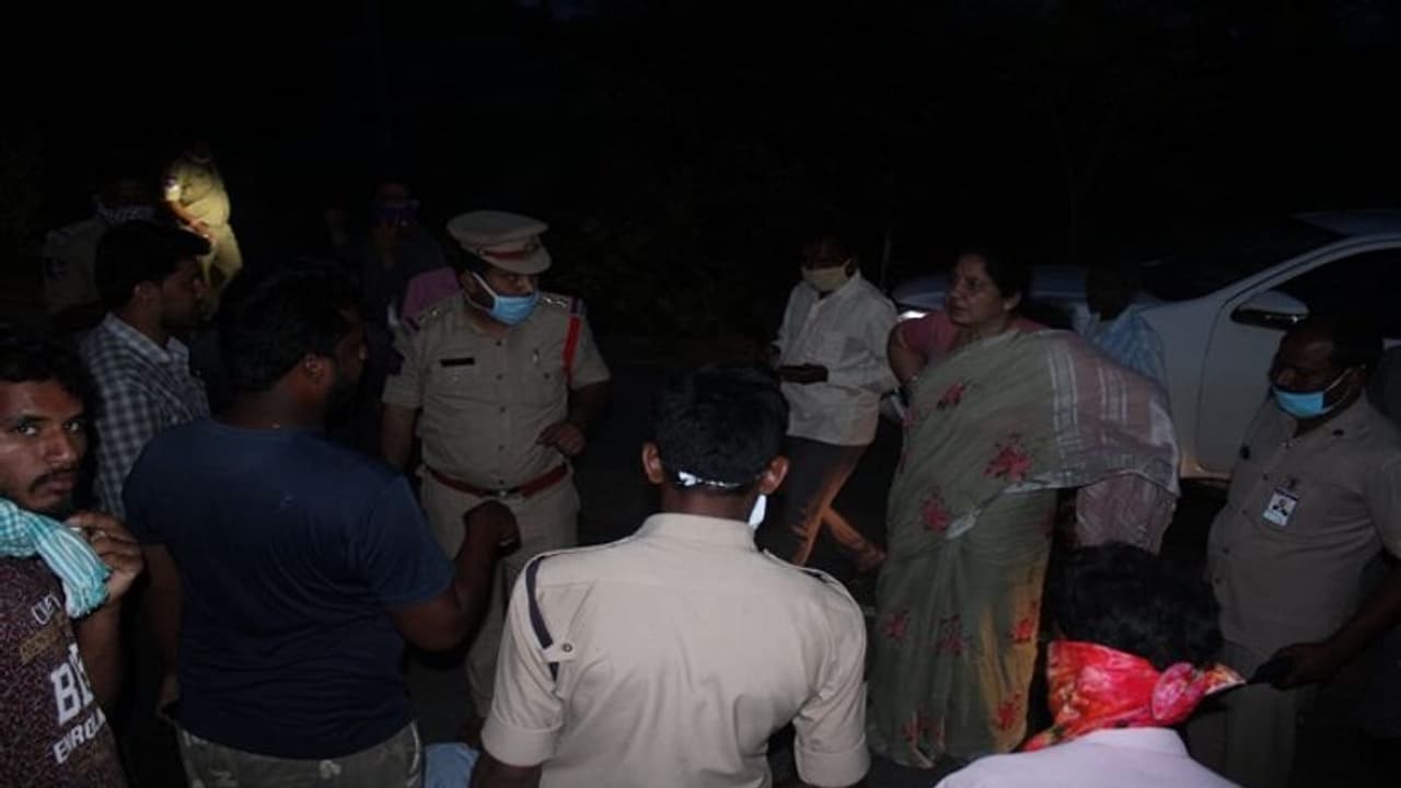 అపస్మారక స్థితిలో డాక్టర్... ఉదారత చూపిన మంత్రి సత్యవతి రాథోడ్ అపస్మారక స్థితిలో డాక్టర్... ఉదారత చూపిన మంత్రి సత్యవతి రాథోడ్