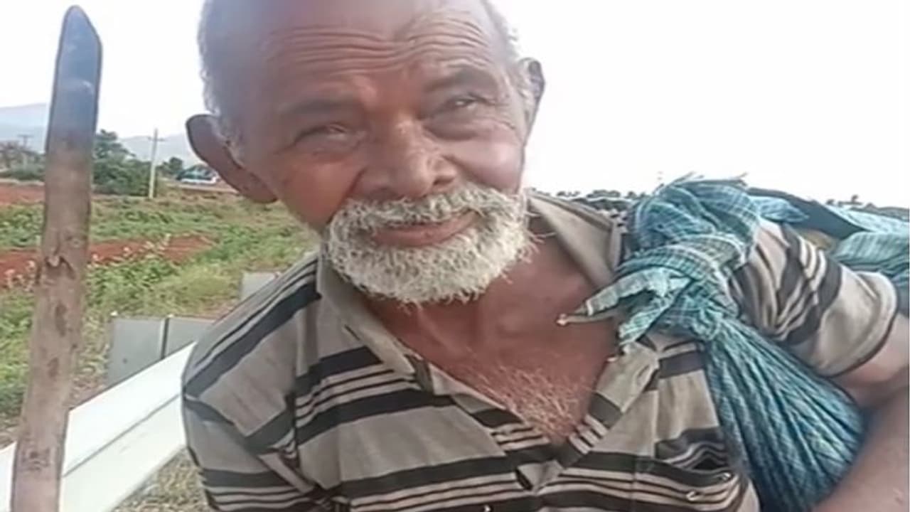 ಬಸ್ಗೆ ನೀಡಲು ಹಣವೂ ಇಲ್ಲದೇ 70 ಇಳಿ ವಯಸ್ಸಿನಲ್ಲೂ 133 ಕಿಮೀ ನಡೆದೇ ಹೊರಟ ವೃದ್ಧ! ಬಸ್ಗೆ ನೀಡಲು ಹಣವೂ ಇಲ್ಲದೇ 70 ಇಳಿ ವಯಸ್ಸಿನಲ್ಲೂ 133 ಕಿಮೀ ನಡೆದೇ ಹೊರಟ ವೃದ್ಧ!