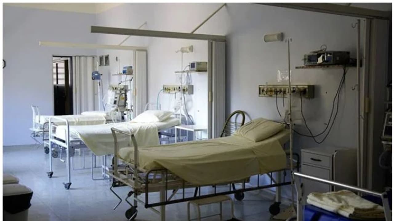 കൊവിഡ് ബാധിതരെ ഐസോലേഷൻ വാർഡിന് പുറത്ത് കണ്ട സംഭവം; അന്വേഷണത്തിന് ഉത്തരവ്