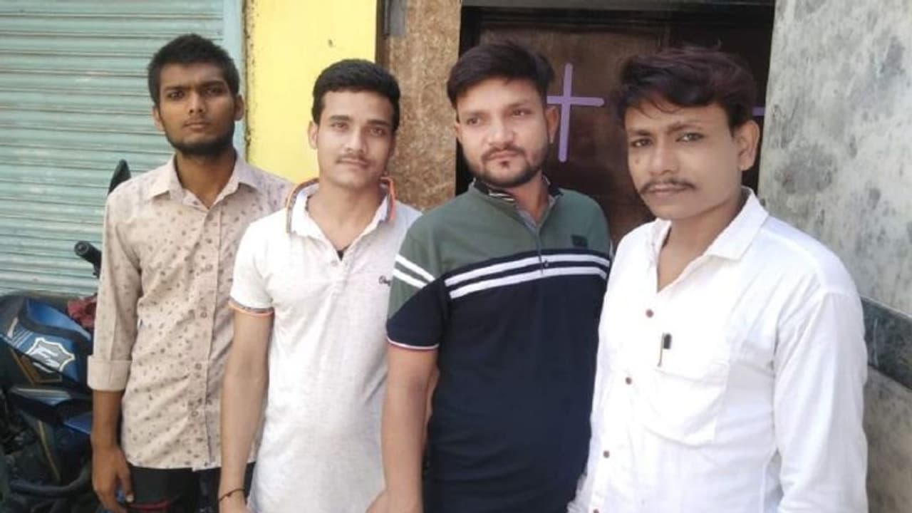 നാട്ടിലേക്ക് പോയില്ല; ലോക്ക്ഡൗണിൽ ദുരിതത്തിലായവരുടെ വിശപ്പകറ്റി അതിഥി തൊഴിലാളികളായ സുഹൃത്തുക്കൾ