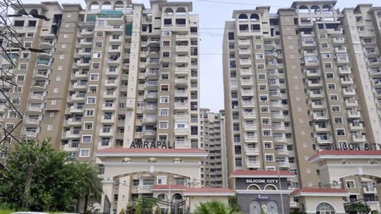 आम्रपाली मामला: SC ने कहा बैंक खरीदारों को बकाया लोन दें, ग्रुप में फंसे हैं 42000 लोगों के पैसे आम्रपाली मामला: SC ने कहा बैंक खरीदारों को बकाया लोन दें, ग्रुप में फंसे हैं 42000 लोगों के पैसे