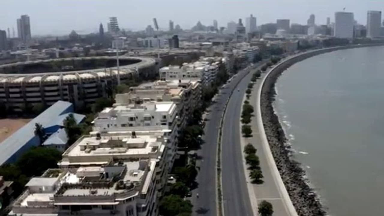 கொரோனா 2ம் அலை தீவிரம்: பேருந்துகள் இயங்காது... தியேட்டர்கள் மூடல்... முதல்வரின் அவசர உத்தரவு! கொரோனா 2ம் அலை தீவிரம்: பேருந்துகள் இயங்காது... தியேட்டர்கள் மூடல்... முதல்வரின் அவசர உத்தரவு!