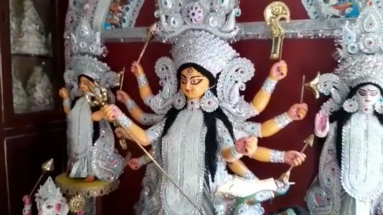 কুমোরটুলিতে পুজোর পরশ, উমা যাচ্ছেন সপরিবারে ক্যাঙ্গারুর দেশে কুমোরটুলিতে পুজোর পরশ, উমা যাচ্ছেন সপরিবারে ক্যাঙ্গারুর দেশে