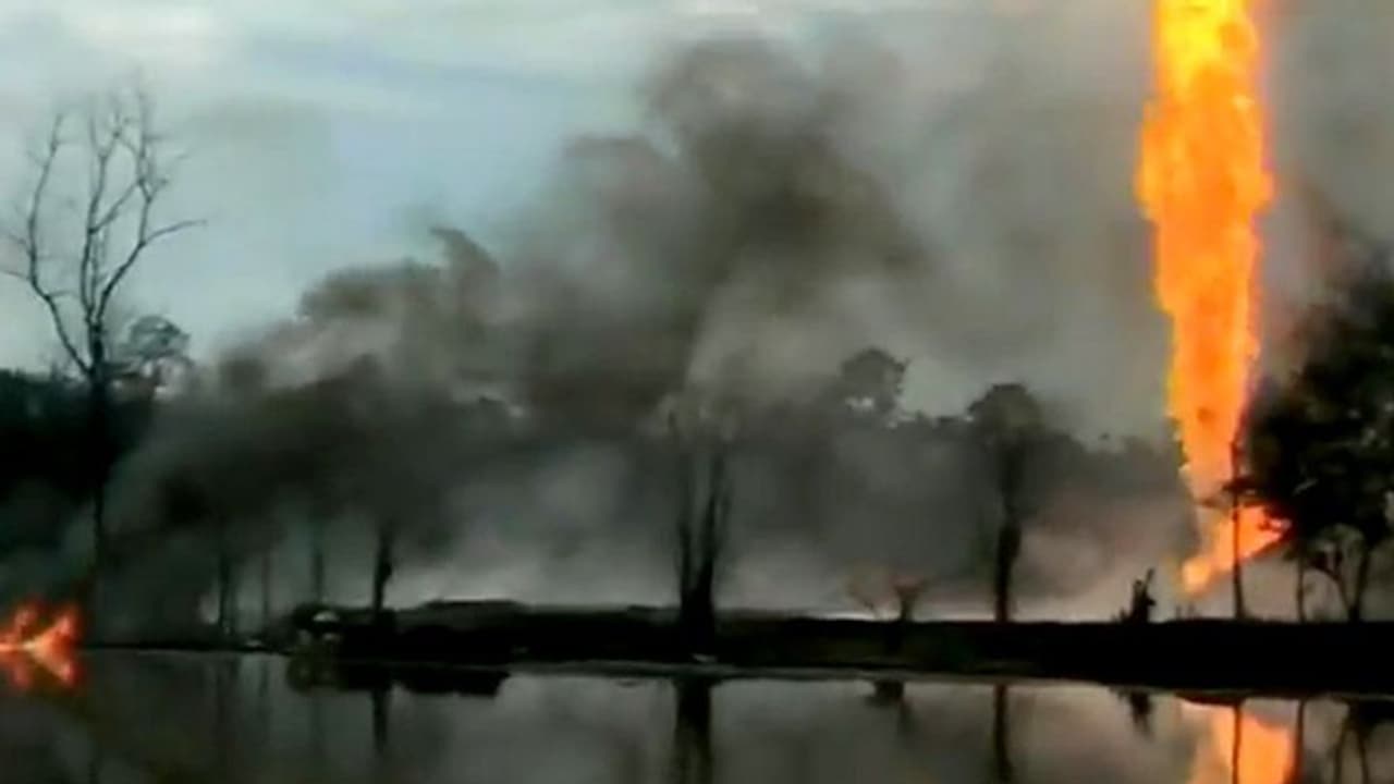 অসমের তেল কূপের আগুন প্রাণ নিল ২ দমকলকর্মীর, ২৪ ঘণ্টা পরেও ধ্বংসলীলা অব্যাহত অসমের তেল কূপের আগুন প্রাণ নিল ২ দমকলকর্মীর, ২৪ ঘণ্টা পরেও ধ্বংসলীলা অব্যাহত