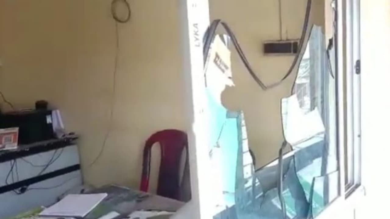 করোনা আতঙ্কে বিক্ষোভের মুখে পরিযায়ী শ্রমিক, ভাঙচুর চলল পঞ্চায়েত প্রধানের বাড়িতে করোনা আতঙ্কে বিক্ষোভের মুখে পরিযায়ী শ্রমিক, ভাঙচুর চলল পঞ্চায়েত প্রধানের বাড়িতে