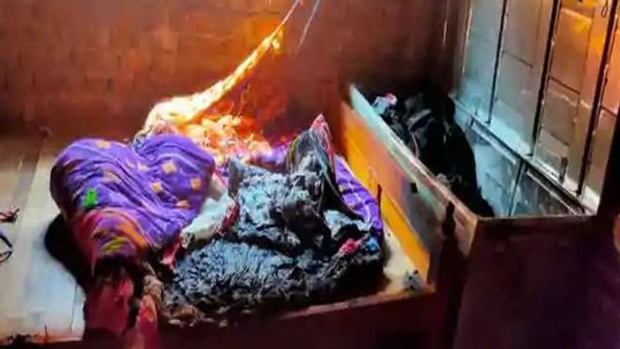 বাড়িতেই অগ্নিদগ্ধ হয়ে মৃত্যু মা ও ৩ সন্তাদের , ২ শিশুর ঝলসানো শরীর মিলল বাক্সবন্দি অবস্থায় বাড়িতেই অগ্নিদগ্ধ হয়ে মৃত্যু মা ও ৩ সন্তাদের , ২ শিশুর ঝলসানো শরীর মিলল বাক্সবন্দি অবস্থায়