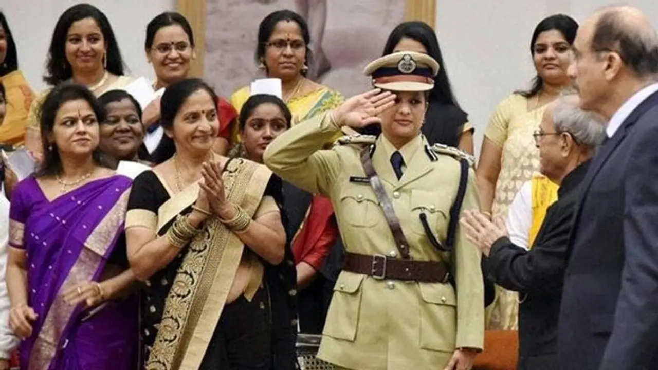 దైవ సేవ కోసం.. ఉద్యోగాన్ని వదలుకున్న ఐపీఎస్ అధికారిణి దైవ సేవ కోసం.. ఉద్యోగాన్ని వదలుకున్న ఐపీఎస్ అధికారిణి