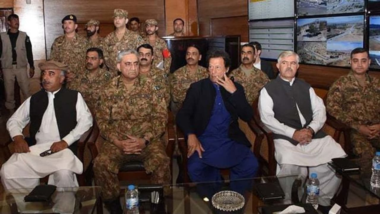 अर्थव्यवस्था, महंगाई के मुद्दे पर फेल इमरान बने सेना की कठपुतली, पाक आर्मी ने सरकार पर किया 'कब्जा' अर्थव्यवस्था, महंगाई के मुद्दे पर फेल इमरान बने सेना की कठपुतली, पाक आर्मी ने सरकार पर किया 'कब्जा'