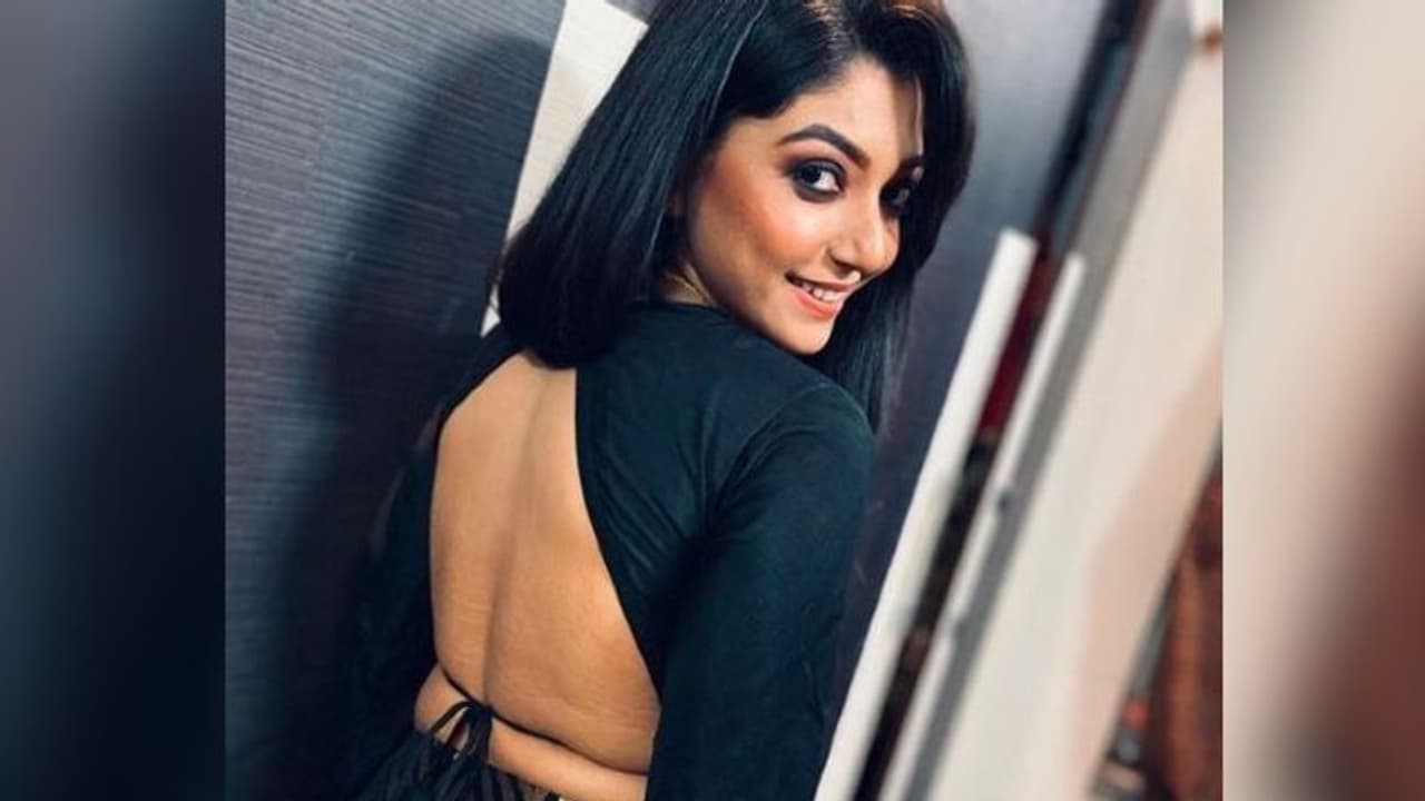 দেবলীনার 'ফিট' পোজ, ক্যাটরিনা কাইফের সঙ্গে বঙ্গতনয়ার তুলনায় ভক্তরা