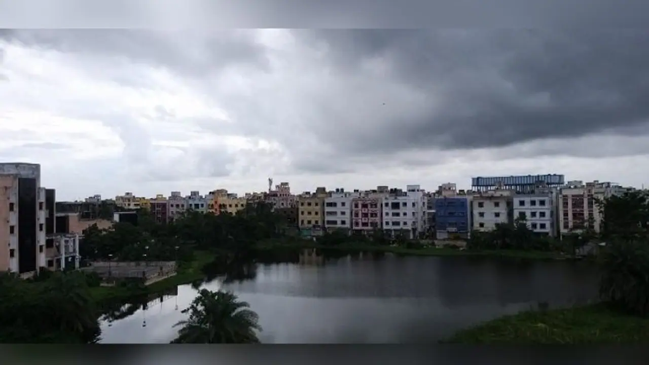 কলকাতায় মেঘলা আকাশ বৃষ্টির পূর্বাভাস, রবিবার ফের ভাসতে চলেছে উত্তরবঙ্গ কলকাতায় মেঘলা আকাশ বৃষ্টির পূর্বাভাস, রবিবার ফের ভাসতে চলেছে উত্তরবঙ্গ