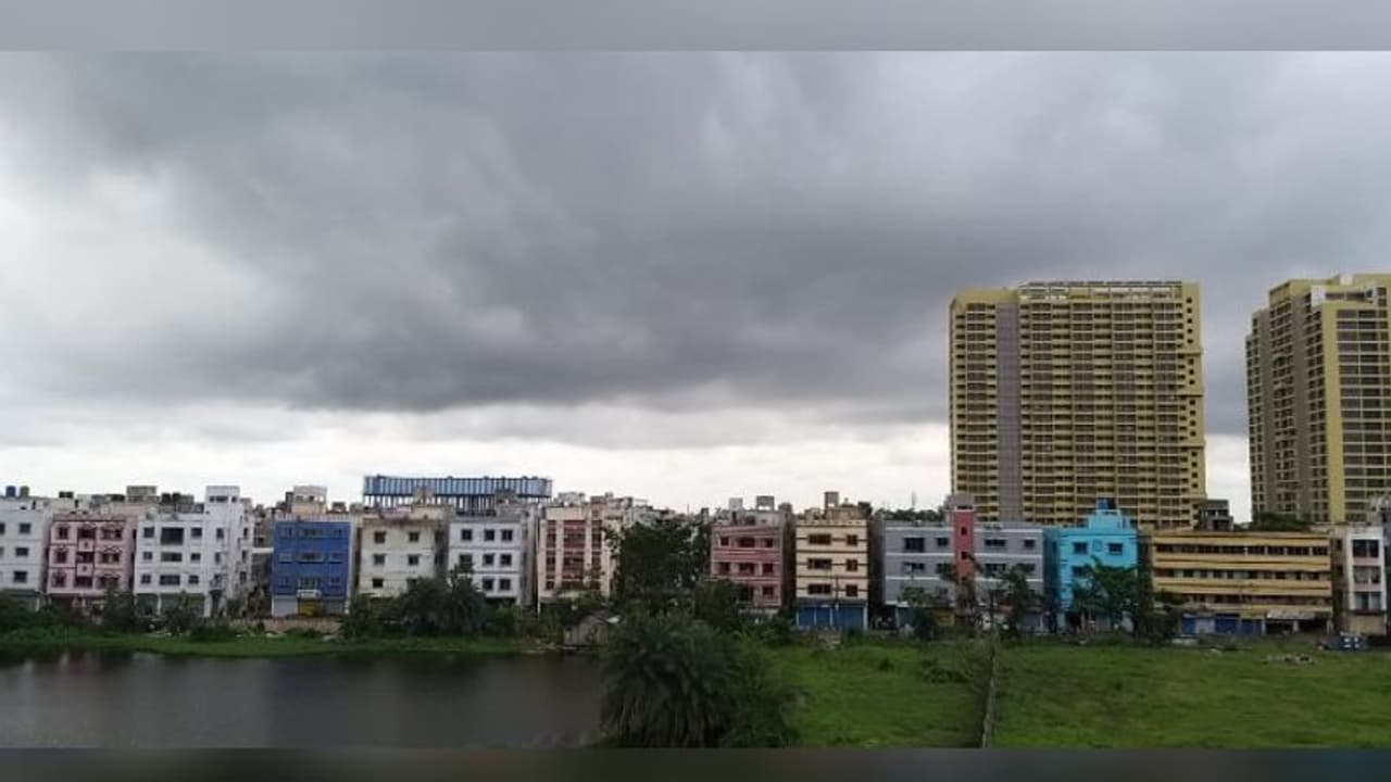 শহরে ভ্য়াপসা গরমে হাঁসফাস অবস্থা, ওদিকে বৃষ্টিতে একাকার পুরো উত্তরবঙ্গ