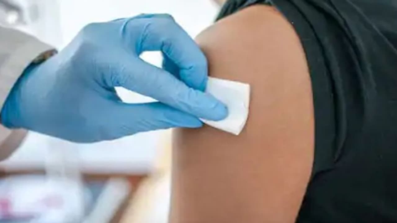 অ্যান্টিবডি পরীক্ষা থেকে কি জানা যায় আপনি করোনা আক্রান্ত, কী বলছেন বিশেষজ্ঞরা অ্যান্টিবডি পরীক্ষা থেকে কি জানা যায় আপনি করোনা আক্রান্ত, কী বলছেন বিশেষজ্ঞরা