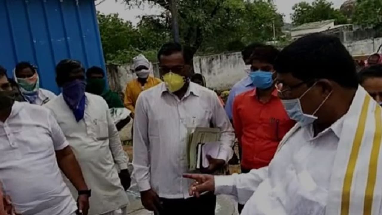 ನಿಮ್ಮ ಹೆಂಡತಿ, ಮಕ್ಕಳಿಗೂ ಇಂತಹದ್ದೇ ಆಹಾರ ಧಾನ್ಯ ಕೊಡ್ತೀರಾ? ಸಚಿವ ಗೋಪಾಲಯ್ಯ ಕೆಂಡಾಮಂಡಲ..!