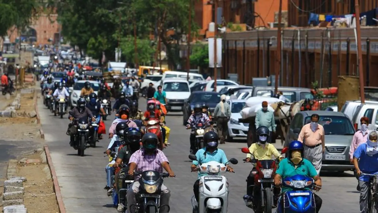 এবার 'সর্বাধিক সীমাবদ্ধ লকডাউন', ১৯ জুন তারিখ থেকে ফের ঘরবন্দি মানুষ এবার 'সর্বাধিক সীমাবদ্ধ লকডাউন', ১৯ জুন তারিখ থেকে ফের ঘরবন্দি মানুষ
