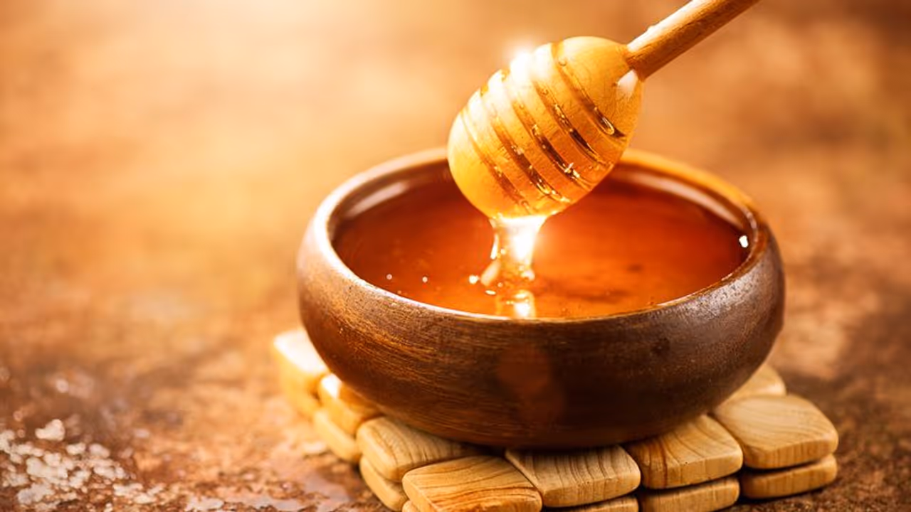 తేనే.. పోషకాల గని, ఆరోగ్యమే కాదు అందం కూడా తేనే.. పోషకాల గని, ఆరోగ్యమే కాదు అందం కూడా