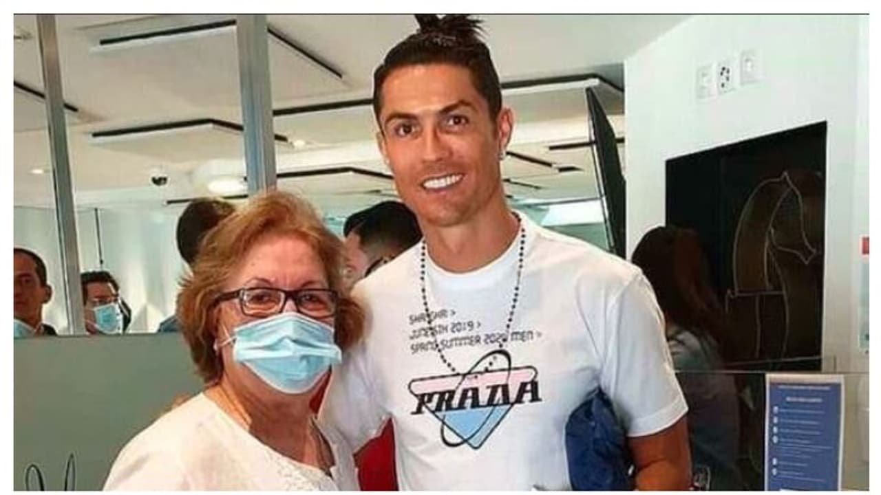 সামাজিক দূরত্বের নিয়ম ভেঙে বিতর্কে জড়ালেন ক্রিশ্চিয়ানো রোনাল্ডো সামাজিক দূরত্বের নিয়ম ভেঙে বিতর্কে জড়ালেন ক্রিশ্চিয়ানো রোনাল্ডো