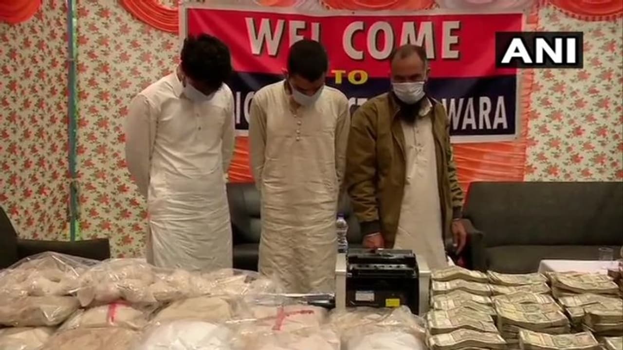 ജമ്മു കശ്മീരിൽ വൻ മയക്കുമരുന്ന്, കള്ളപ്പണ വേട്ട: പിടിയിലായവർക്ക് ഭീകരവാദ ബന്ധം ജമ്മു കശ്മീരിൽ വൻ മയക്കുമരുന്ന്, കള്ളപ്പണ വേട്ട: പിടിയിലായവർക്ക് ഭീകരവാദ ബന്ധം