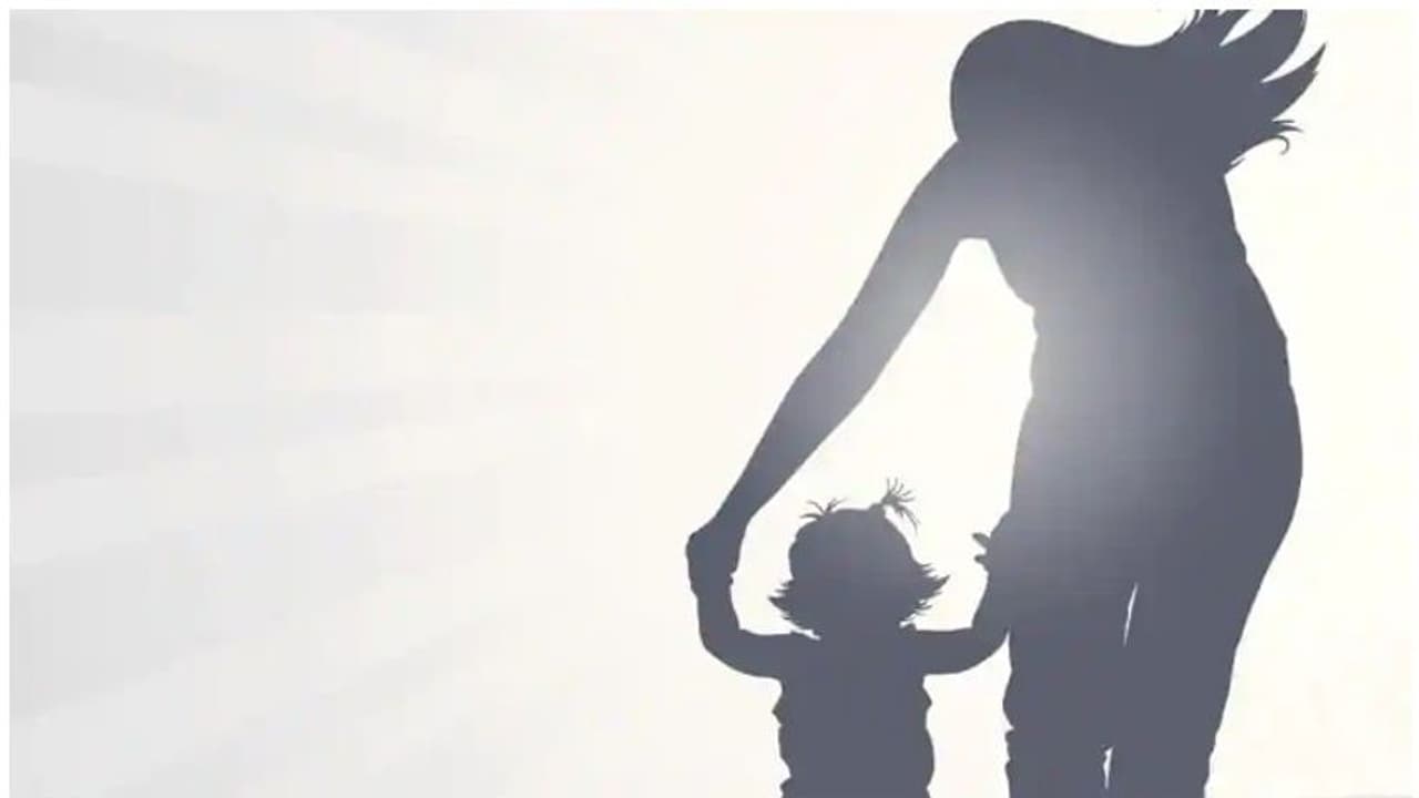 విషాదం : తొమ్మిదినెలల చిన్నారిని నడుముకు కట్టుకుని బావిలో దూకిన తల్లి... !! విషాదం : తొమ్మిదినెలల చిన్నారిని నడుముకు కట్టుకుని బావిలో దూకిన తల్లి... !!