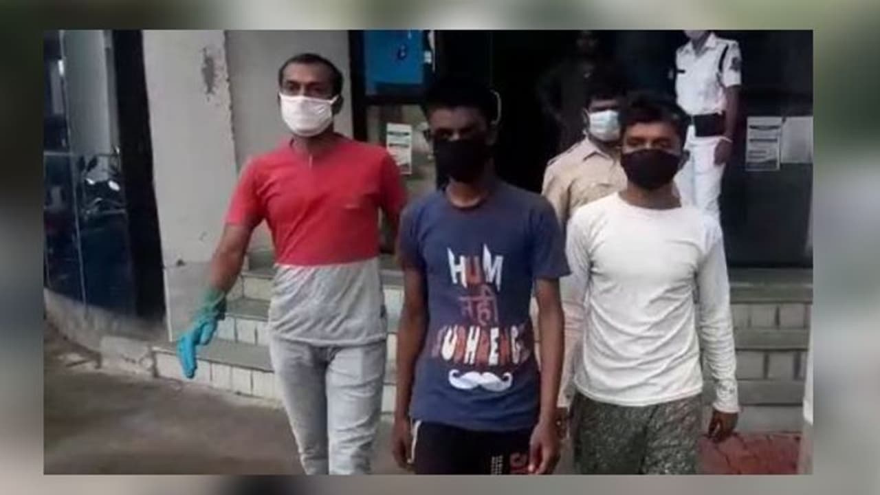 নিউটাউনের হোটেলে নিয়ে গিয়ে আকন্ঠ মদ্য়পান, রাতভোর ধর্ষণ নাবালিকাকে নিউটাউনের হোটেলে নিয়ে গিয়ে আকন্ঠ মদ্য়পান, রাতভোর ধর্ষণ নাবালিকাকে