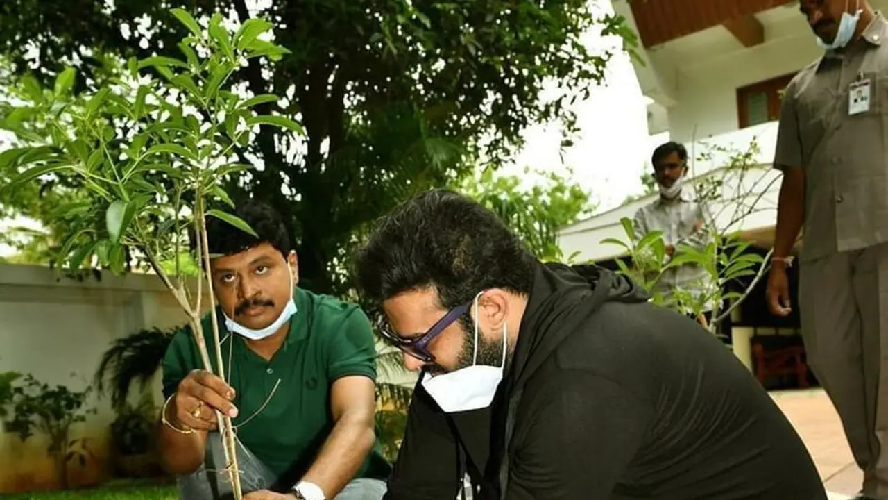 গ্রিন চ্যালেঞ্জে সামিল সাহো, এক হাজার একর জমি দত্তক নিলেন প্রভাস গ্রিন চ্যালেঞ্জে সামিল সাহো, এক হাজার একর জমি দত্তক নিলেন প্রভাস