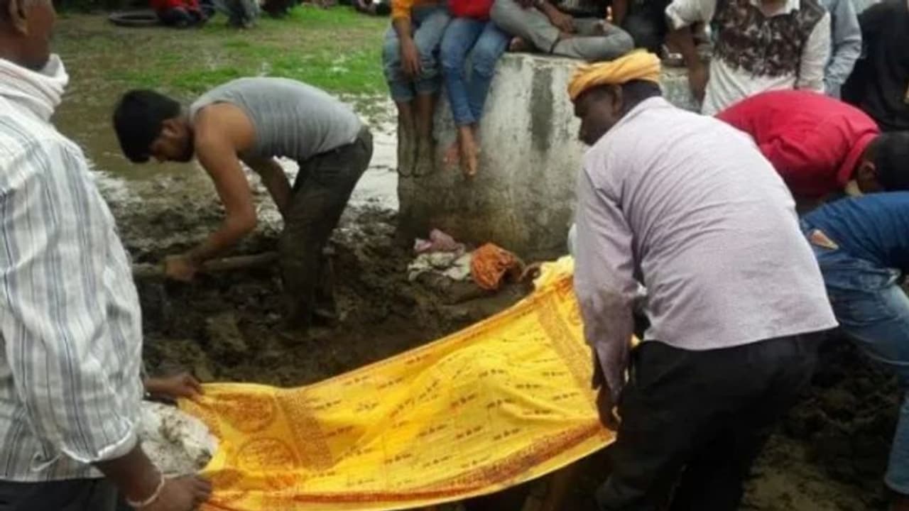 बहन की मौत का गम नहीं सह पाए भाई ने दी जान, समाधि पर लिखा मेरी प्यारी बहन मैं भी तेरे पास आ रहा हूं बहन की मौत का गम नहीं सह पाए भाई ने दी जान, समाधि पर लिखा मेरी प्यारी बहन मैं भी तेरे पास आ रहा हूं