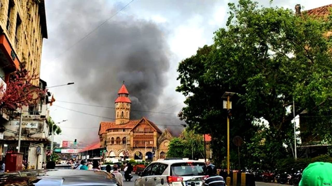 গোদের উপর বিষফোড়া, করোনাধ্বস্ত মুম্বইয়ের ক্রফোর্ড মার্কেটে ভয়াবহ আগুন, দেখুন ভিডিও গোদের উপর বিষফোড়া, করোনাধ্বস্ত মুম্বইয়ের ক্রফোর্ড মার্কেটে ভয়াবহ আগুন, দেখুন ভিডিও