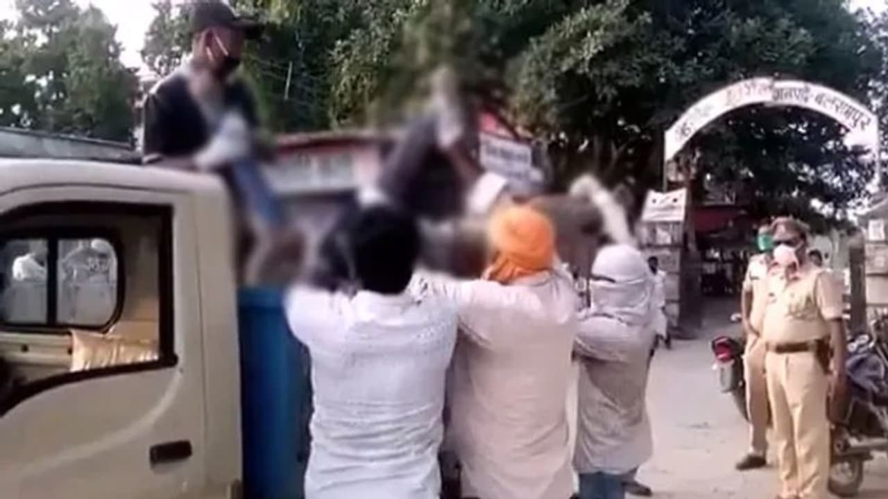 കൊവിഡ് ഭീതി: കുഴഞ്ഞുവീണ് മരിച്ചയാളുടെ മൃതദേഹം മാലിന്യവണ്ടിയിൽ പൊലീസ് സ്റ്റേഷനിലെത്തിച്ചു; നടപടി കൊവിഡ് ഭീതി: കുഴഞ്ഞുവീണ് മരിച്ചയാളുടെ മൃതദേഹം മാലിന്യവണ്ടിയിൽ പൊലീസ് സ്റ്റേഷനിലെത്തിച്ചു; നടപടി