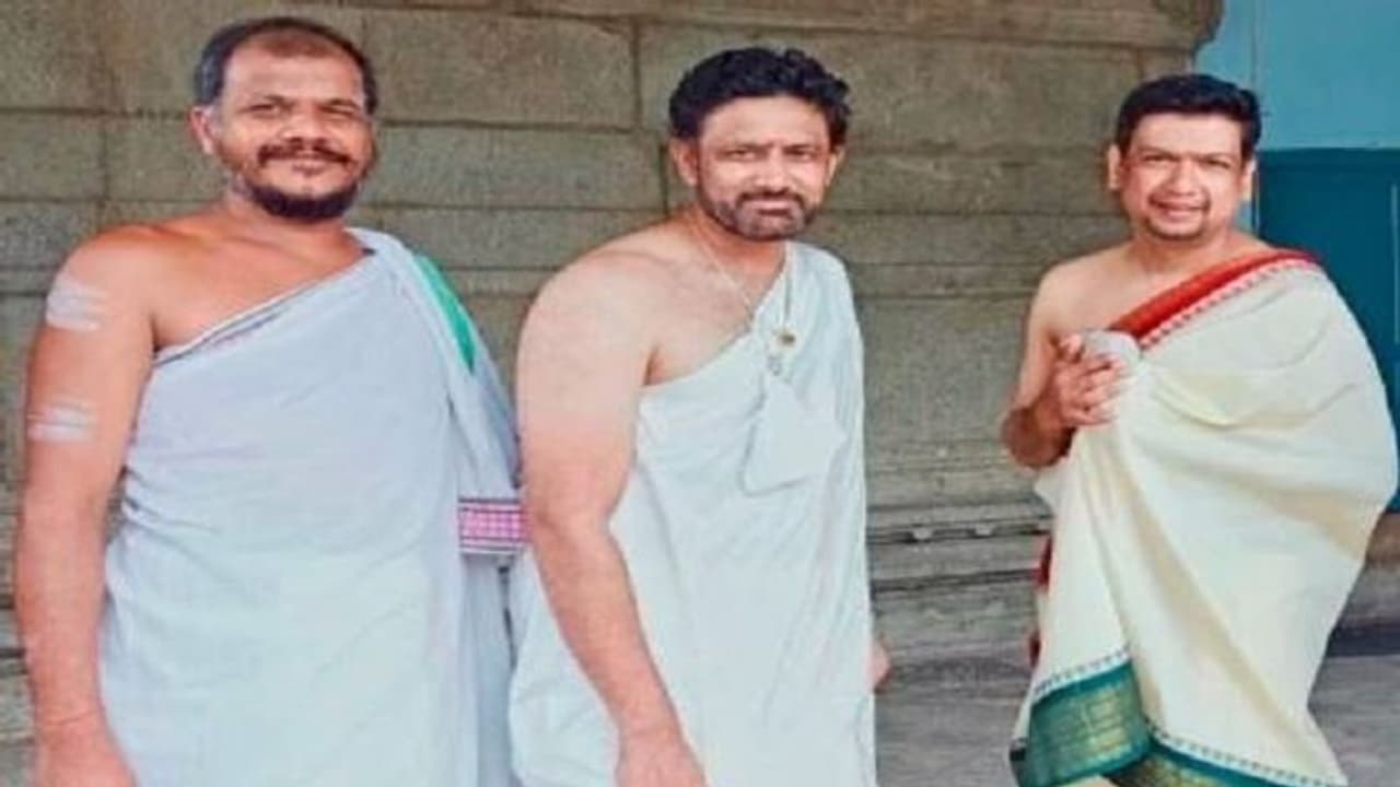 ಶೃಂಗೇರಿ ಶಾರದಾಂಬೆಗೆ ನಮಿಸಿದ ಸ್ಪಿನ್ ಮಾಂತ್ರಿಕ, ಸುಮಧುರ ಗಾಯಕ ಶೃಂಗೇರಿ ಶಾರದಾಂಬೆಗೆ ನಮಿಸಿದ ಸ್ಪಿನ್ ಮಾಂತ್ರಿಕ, ಸುಮಧುರ ಗಾಯಕ