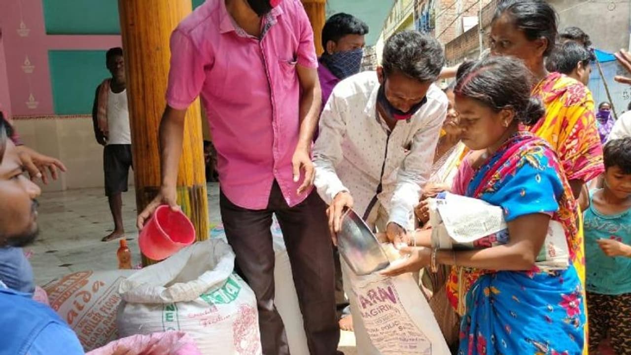 'এক রেশন কার্ড' এই জবাব বিরোধীদের, মোদীর 'স্বপ্নে' কীভাবে উপকৃত হবেন পরিযায়ী শ্রমিকরা 'এক রেশন কার্ড' এই জবাব বিরোধীদের, মোদীর 'স্বপ্নে' কীভাবে উপকৃত হবেন পরিযায়ী শ্রমিকরা