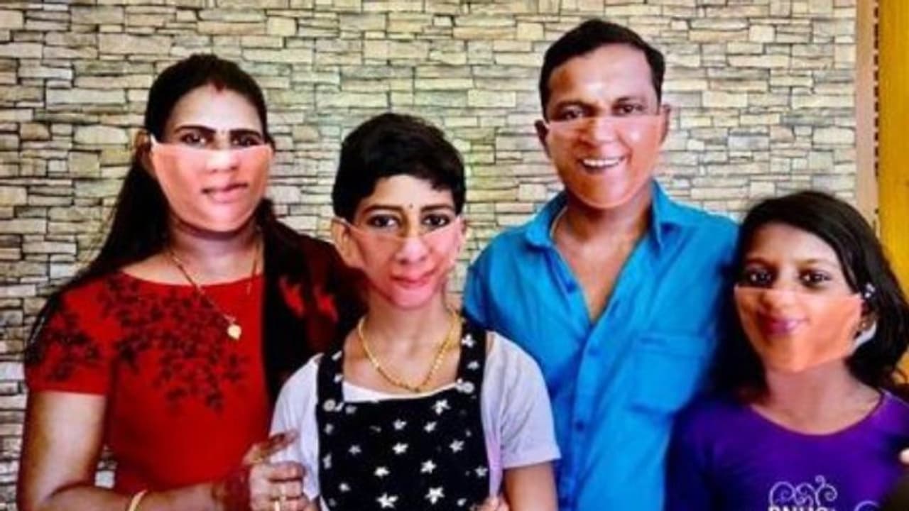 'മാസ്ക് ഈ വീടിന്റെ രക്ഷകൻ': കുടുംബചിത്രം പങ്കുവച്ച് ധര്മജന് 'മാസ്ക് ഈ വീടിന്റെ രക്ഷകൻ': കുടുംബചിത്രം പങ്കുവച്ച് ധര്മജന്