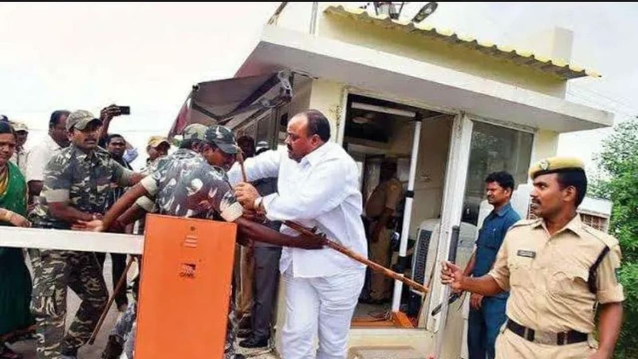 ఈఎస్ఐ స్కామ్: మాజీ మంత్రి, టీడీపీ ఎమ్మెల్యే అచ్చెన్నాయుడి అరెస్టు ఈఎస్ఐ స్కామ్: మాజీ మంత్రి, టీడీపీ ఎమ్మెల్యే అచ్చెన్నాయుడి అరెస్టు