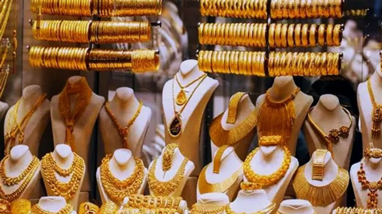 করোনা যুদ্ধে লড়াই করতে কলকাতা পুলিশকে সাহায্য, সুরক্ষা সরঞ্জাম দান করল কলতাকার এই স্বর্ণ ব্যবসায়ী সংস্থা করোনা যুদ্ধে লড়াই করতে কলকাতা পুলিশকে সাহায্য, সুরক্ষা সরঞ্জাম দান করল কলতাকার এই স্বর্ণ ব্যবসায়ী সংস্থা