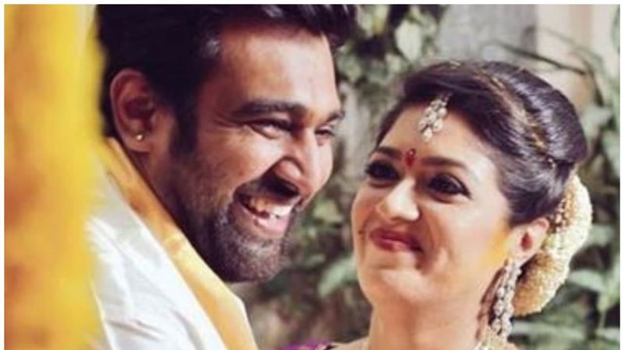 അച്ഛനാകാൻ പോകുന്നതിന്റെ സന്തോഷത്തിലായിരുന്നു ചിരഞ്ജീവി സര്ജ, മേഘ്നയുമായി ഏറെ പ്രണയത്തിലും അച്ഛനാകാൻ പോകുന്നതിന്റെ സന്തോഷത്തിലായിരുന്നു ചിരഞ്ജീവി സര്ജ, മേഘ്നയുമായി ഏറെ പ്രണയത്തിലും