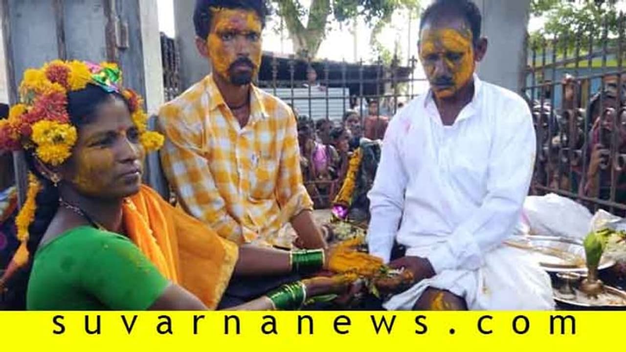 ಕೊಪ್ಪಳ: ಮಳೆಗಾಗಿ ಹಸೆಮಣೆ ಏರಿದ ಕಪ್ಪೆಗಳು, ಗ್ರಾಮದಲ್ಲಿ ಸಂಭ್ರಮವೋ ಸಂಭ್ರಮ..! ಕೊಪ್ಪಳ: ಮಳೆಗಾಗಿ ಹಸೆಮಣೆ ಏರಿದ ಕಪ್ಪೆಗಳು, ಗ್ರಾಮದಲ್ಲಿ ಸಂಭ್ರಮವೋ ಸಂಭ್ರಮ..!