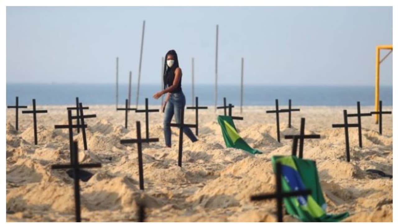 মৃত্যু মিছিলেও ভ্রুক্ষেপ নেই প্রেসিডেন্ট বলসোনারোর, সৈকতে কবর খুঁড়ে প্রতিবাদে দেশবাসী মৃত্যু মিছিলেও ভ্রুক্ষেপ নেই প্রেসিডেন্ট বলসোনারোর, সৈকতে কবর খুঁড়ে প্রতিবাদে দেশবাসী