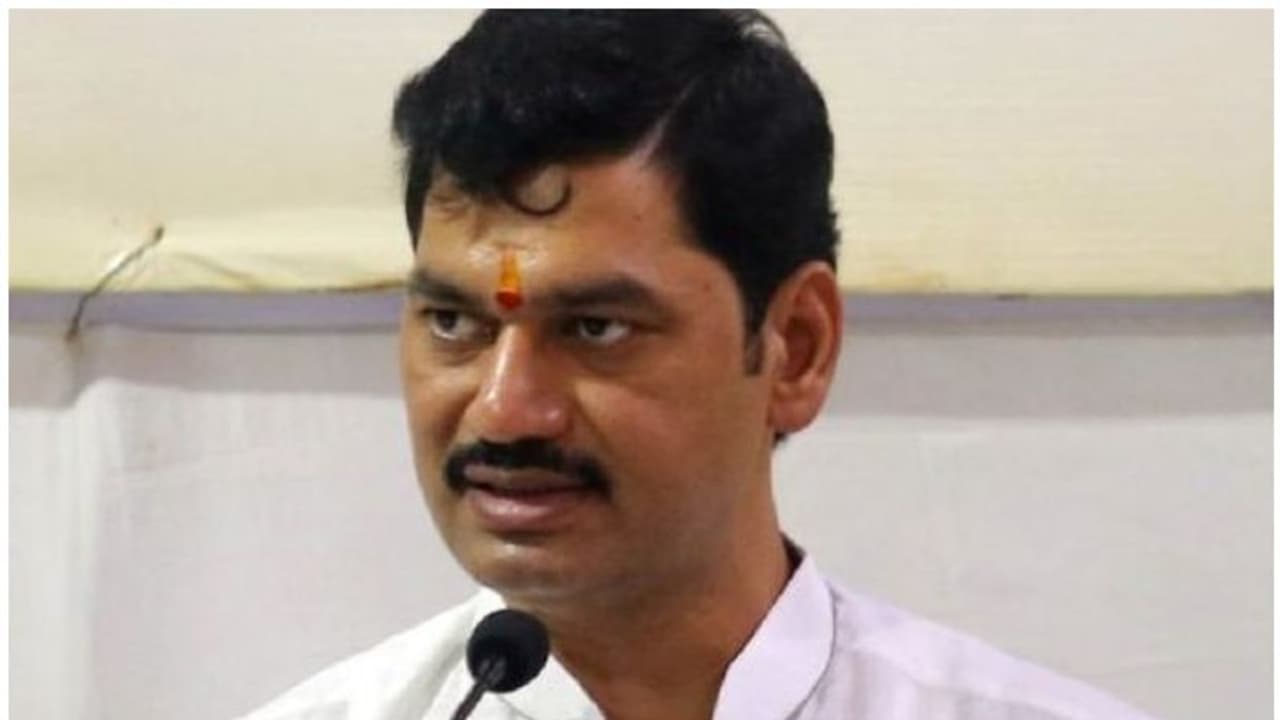 Woman arrested for allegedly extorting money from Maharashtra Minister Dhananjay Munde Woman arrested for allegedly extorting money from Maharashtra Minister Dhananjay Munde
