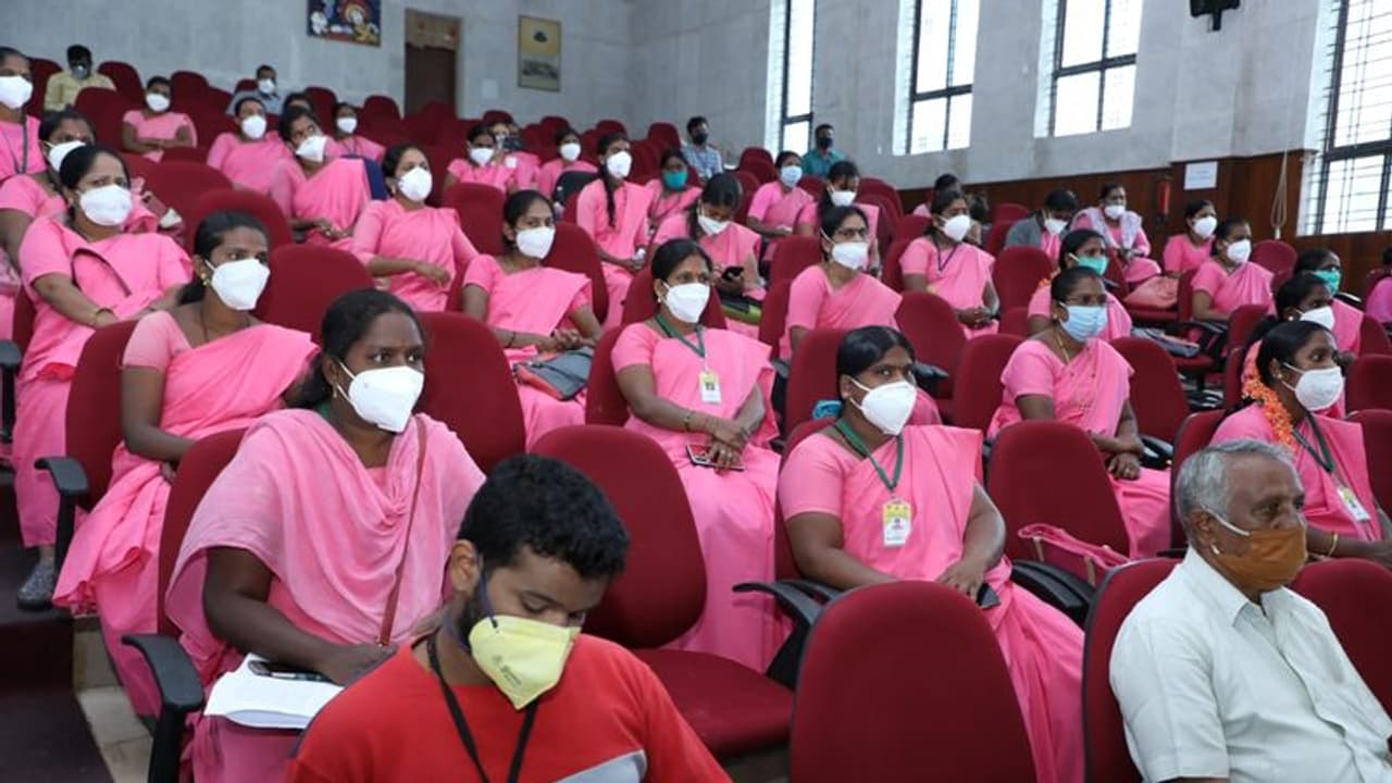 ASHA Workers : ലോകാരോഗ്യ സംഘടനയുടെ പുരസ്കാരം; എന്നിട്ടും ആശാവർക്കർമാർ ദുരിതത്തിൽ, വേതന കുടിശ്ശിക