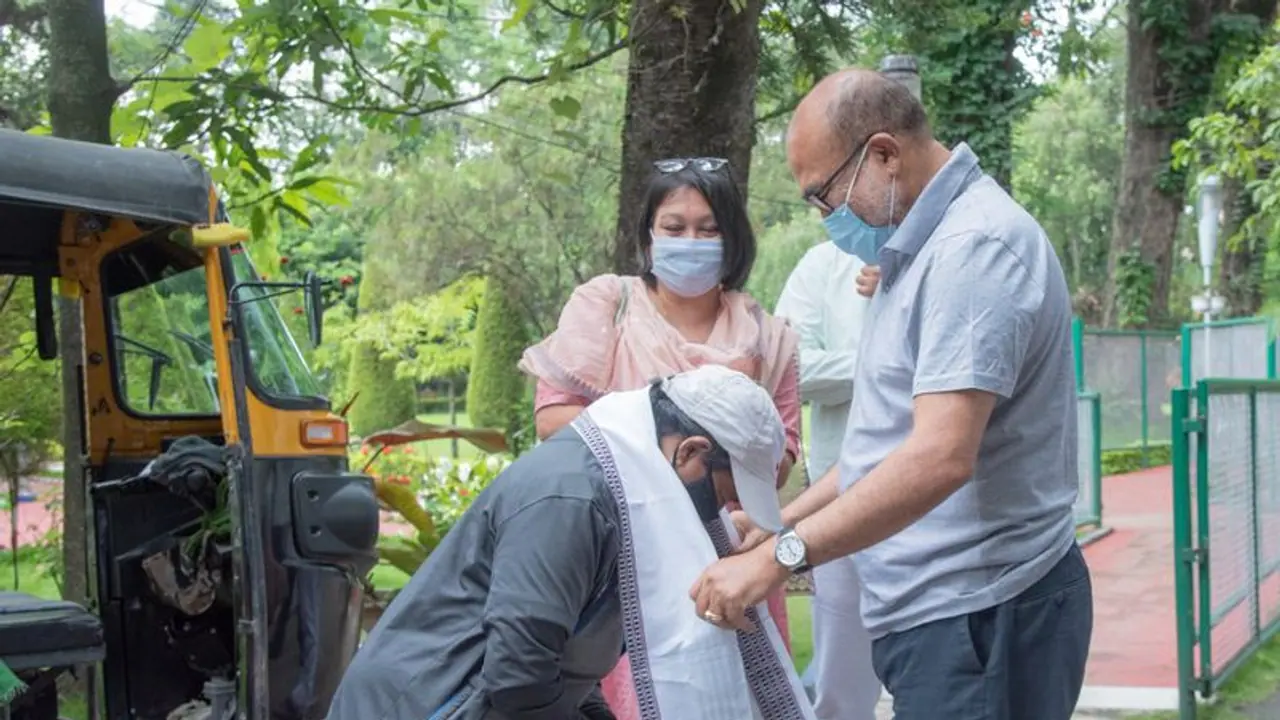 8 ಗಂಟೆ ಆಟೋ ಪ್ರಯಾಣ; ಕೊರೋನಾ ಗುಣಮುಖಳನ್ನು ಮನೆಗೆ ತಲುಪಿಸಿದ ಚಾಲಕಿಗೆ ಸಿಎಂ ಸನ್ಮಾನ! 8 ಗಂಟೆ ಆಟೋ ಪ್ರಯಾಣ; ಕೊರೋನಾ ಗುಣಮುಖಳನ್ನು ಮನೆಗೆ ತಲುಪಿಸಿದ ಚಾಲಕಿಗೆ ಸಿಎಂ ಸನ್ಮಾನ!