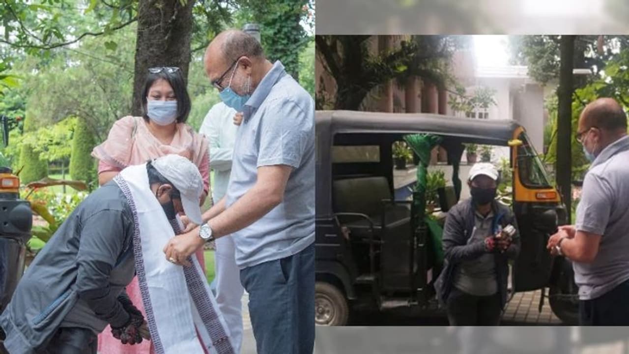 കൊവിഡ് മുക്തനായ ആളെയും കൊണ്ട് വനിതാ ഓട്ടോ ഡ്രൈവര് താണ്ടിയത് 140 കിലോമീറ്റര്; ഒടുവിൽ പാരിതോഷികം കൊവിഡ് മുക്തനായ ആളെയും കൊണ്ട് വനിതാ ഓട്ടോ ഡ്രൈവര് താണ്ടിയത് 140 കിലോമീറ്റര്; ഒടുവിൽ പാരിതോഷികം